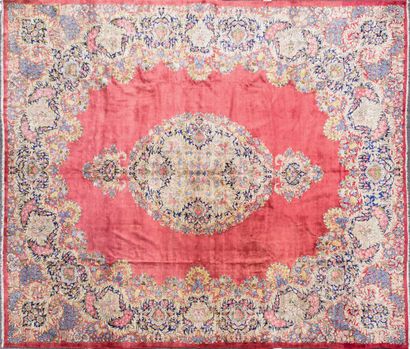 IRAN, très Important tapis en laine à décor...