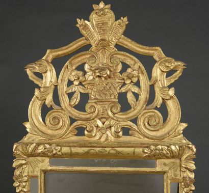 null Mirror with pediment in carved and openworked gilded wood.

Louis XV period

96...