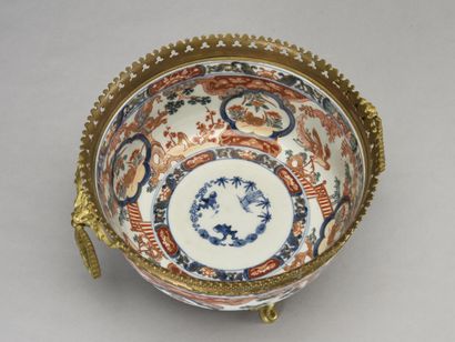 null Japan, Porcelain bowl decorated with Imari enamels, gilded brass mounting 

H...