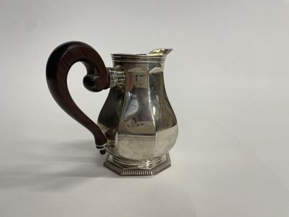 null Silver milk jug with cut sides, mahogany handle

Minerve hallmark

Weight :...