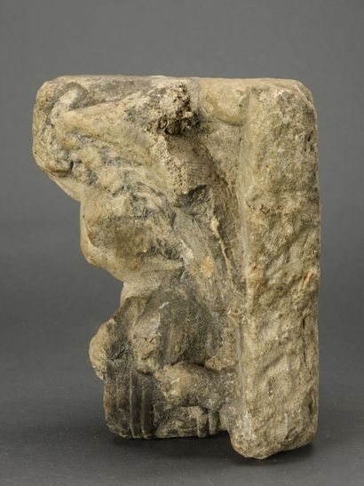 null Element de fronton en pierre calcaire à décor d'ange

16/17ème siècle

H : 26...