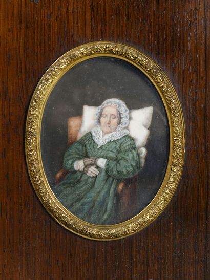  Marie-Adélaïde BRON 
Miniature sur ivoire, cadre en acajou de la maison Giroux à...