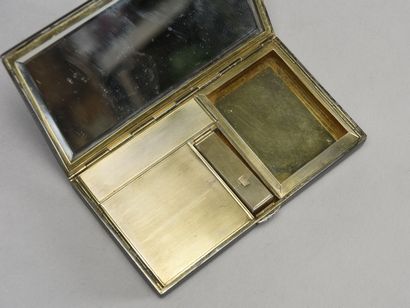 null Work of the 30s

Cigarette case in lacquered metal with silver interior

14...