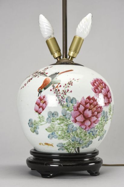 null China vase with flowers and birds decoration mounted in lamp

20th century

H...