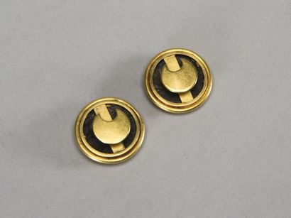 null Deux boutons formés de drachme en argent, monture en métal doré

Poids brut...