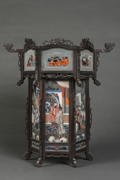 null CHINE, suspension en verre peint de Canton 

Fin dynastie Q'ing

H : 60 cm

Manque...