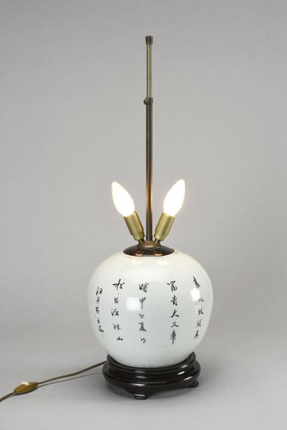 null China vase with flowers and birds decoration mounted in lamp

20th century

H...