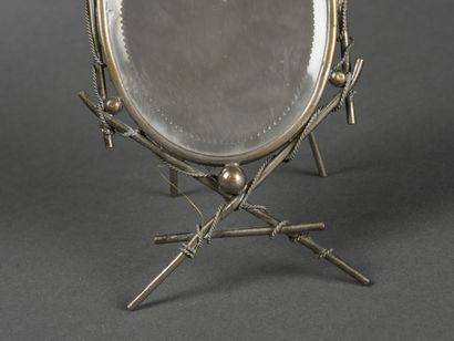 null Miroir de table monture en métal argenté à décor de branchages encerclant un...