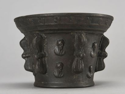 null Bronze mortar with wings

17th century

H : 11 cm