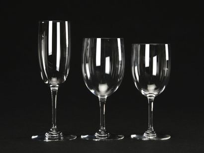 BACCARAT 
Service de verres en cristal comprenant...