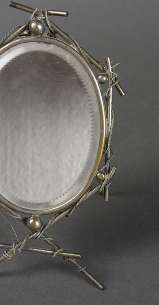 null Miroir de table monture en métal argenté à décor de branchages encerclant un...