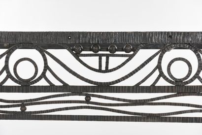 null Charles PIGUET (1897-1942) 

Wrought iron and hammered radiator cover with scroll...