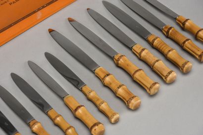 null HERMES Paris

Ménagère comprenant 6 couteaux à dessert et 6 couteaux de table

Manche...