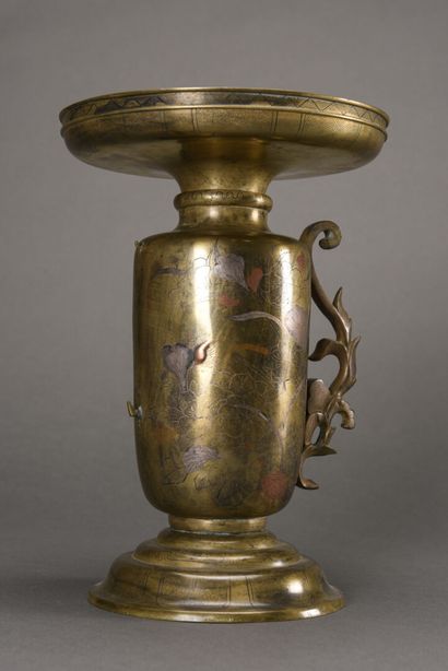 null CHINE Paire de vases en bronze avec incrustation d'argent et de cuivre

H :...