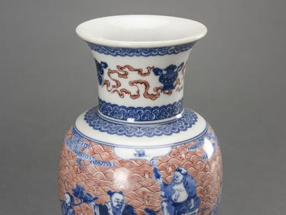 null CHINE, Vase balustre en porcelaine à décor de lettrés

République

H : 27 cm

Percé...