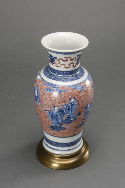 null CHINE, Vase balustre en porcelaine à décor de lettrés

République

H : 27 cm

Percé...