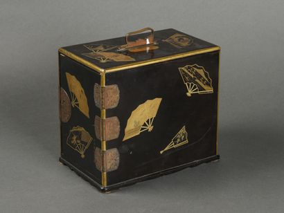 null JAPAN, precious cabinet in Hira-maki'e lacquer decorated with fans, it opens...