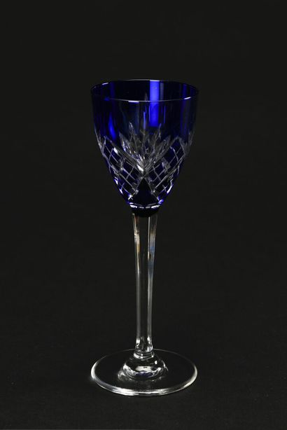 null SAINT-LOUIS Service de 12 verres à vin du Rhin en cristal taillé et coloré,...
