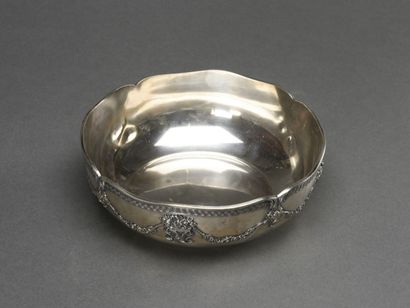 null Silver bowl underlined by a frieze of flowers held by clasps in relief

Minerva...