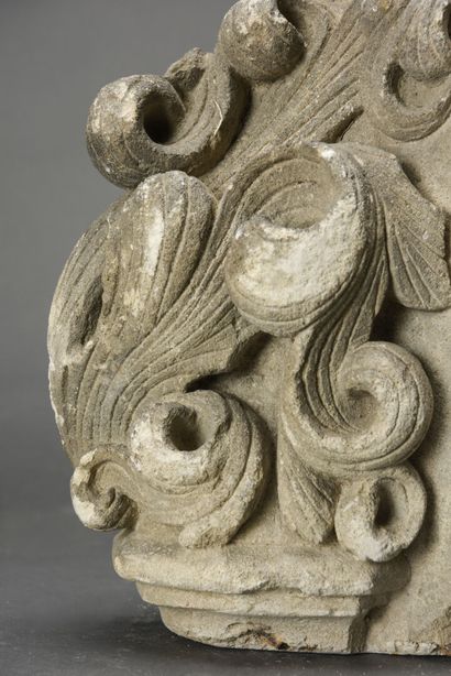 null Corbin à décor de rinceaux en pierre calcaire sculptés 16-17ème siècle.

29...