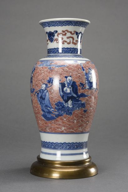 null CHINA, Porcelain baluster vase decorated with scholars

Republic

H : 27 cm

Pierced...