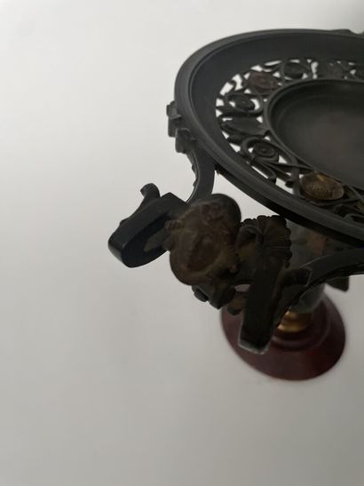 null Coupe en bronze patiné à décor d'un buste d'après le Jupiter Talleyrand

19ème...