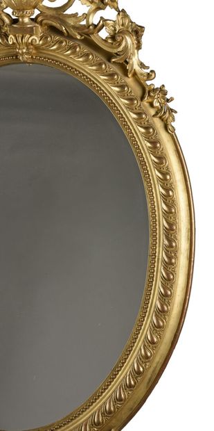 null Miroir ovale en bois et stuc doré orné d'un vase à l'amortissement

Epoque Napoléon...