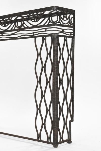 null Charles PIGUET (1897-1942) 

Wrought iron and hammered radiator cover with scroll...