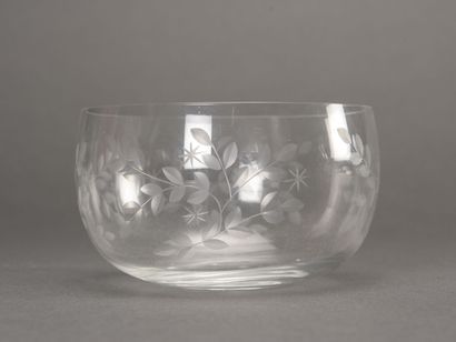 null Cup and bottle out of engraved glass with decoration of flowers

H bottle :...