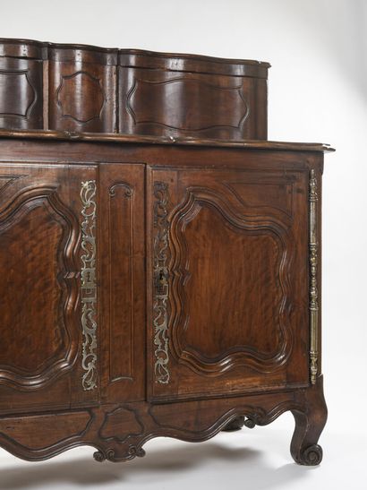 null Walnut sliding sideboard, molded and carved 

Provencal work

End of 18th century

H...