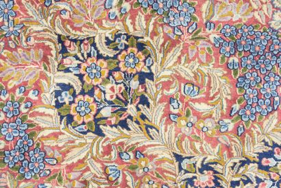 null IRAN, très Important tapis en laine à décor de médaillon central sur fond framboise...