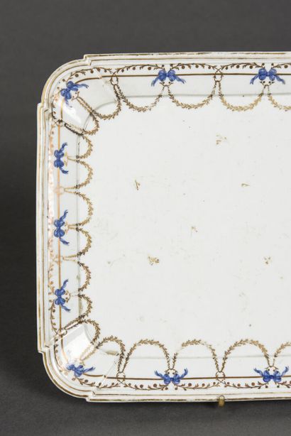 null Rectangular dish in soft porcelain of Niderviller Fabrique Custine

18th century

35...