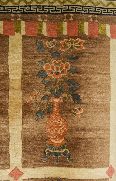 null CHINA wool carpet with vases and flowers decoration

185 x 120 cm