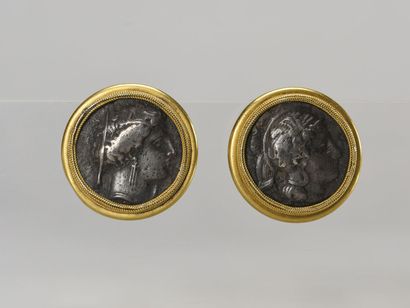 null Deux boutons formés de drachme en argent, monture en métal doré

Poids brut...