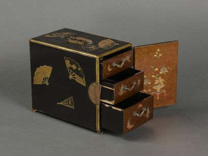 null JAPAN, precious cabinet in Hira-maki'e lacquer decorated with fans, it opens...