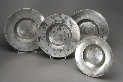 null Suite of four pewter dishes, some with arms

17th century

D : 28 to 37 cm