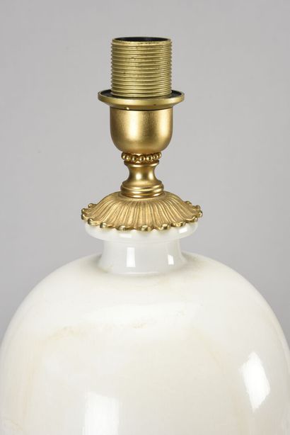 null Work of the 30s

Vase mounted as a lamp in white enamelled porcelain with brass...