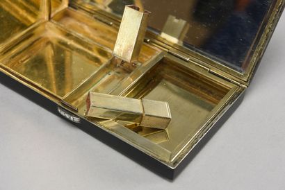 null Work of the 30s

Cigarette case in lacquered metal with silver interior

14...