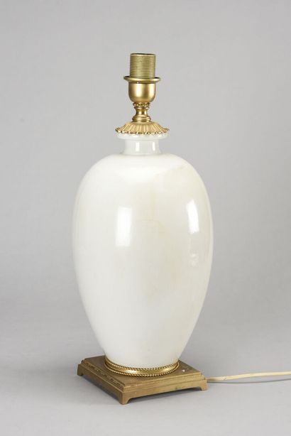 null Travail des années 30

Vase monté en lampe en porcelaine émaillée blanche monture...