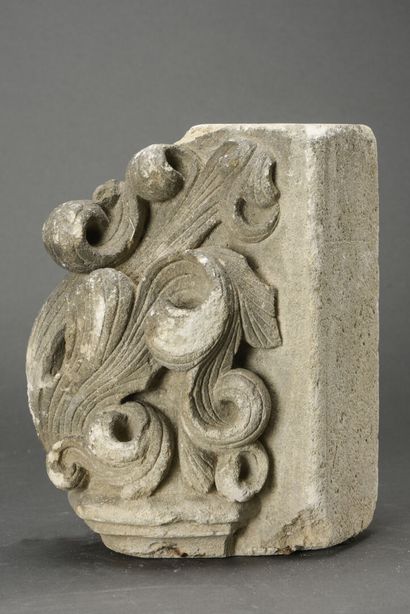 null Corbin à décor de rinceaux en pierre calcaire sculptés 16-17ème siècle.

29...