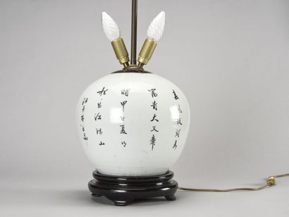 null Chine vase à décor de fleurs et d'oiseaux monté en lampe

20ème siècle

H vase...