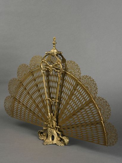 null Brass fan-shaped fire screen

Napoleon III period

H : 60 L :: 86 cm