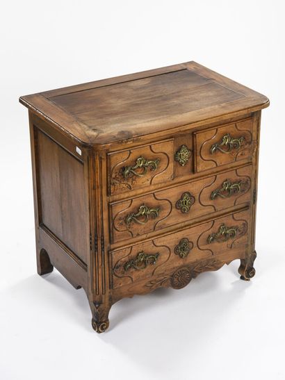 null Small walnut chest of drawers opening with four drawers in front, rounded uprights...
