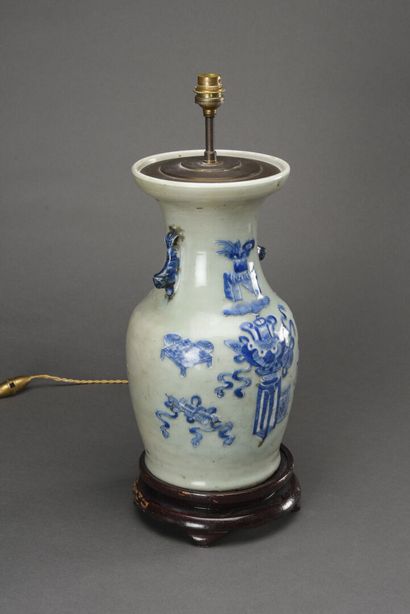 null CHINE, vase balustre en porcelaine bleue et blanche à décor d'instruments de...