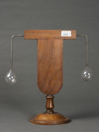 null Double thermometer with graduations 

Wood and blown glass

19th century.

H...