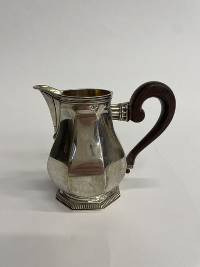 null Silver milk jug with cut sides, mahogany handle

Minerve hallmark

Weight :...