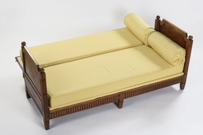 null Bench seat forming a resting bed in carved walnut 

Yellow fabric upholstery...
