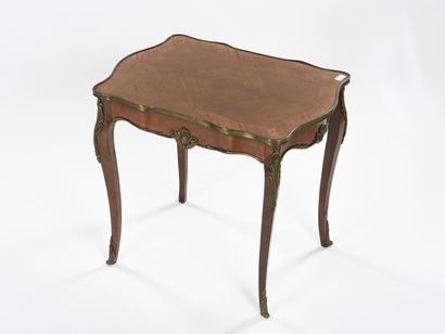 null Petite table de salon en bois de placage pieds galbés

Style Louis XV.

H :...