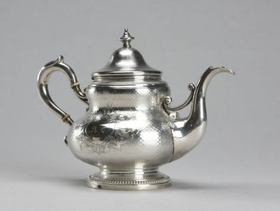 null Service à thé en argent guilloché comprenant: un sucrier, une verseuse, un pot...