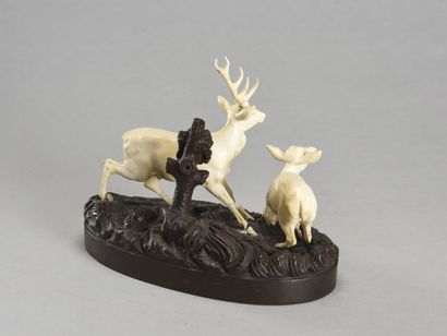 null Cerf et biche en ivoire sculpté socle en bois naturel à l'imitation d'un paysage...